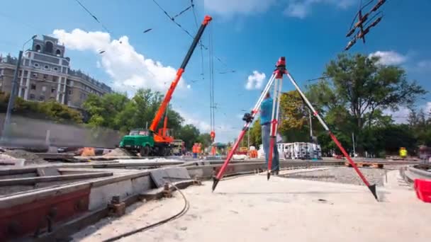 Installation de plaques de béton par grue sur le chantier de construction routière timelapse hyperlapse . — Video