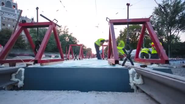 Treno rotaie nella fase della loro installazione e integrazione in piastre di cemento sulla strada timelapse iperlapse . — Video Stock