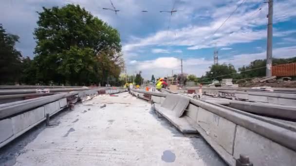 Trilhos eléctricos na fase de sua instalação e integração em placas de concreto na estrada timelapse hyperlapse . — Vídeo de Stock