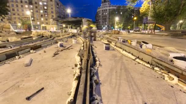 Tramvay rayları kendi yükleme ve beton yol timelapse hyperlapse tabaklarda entegrasyon aşamasında. — Stok video