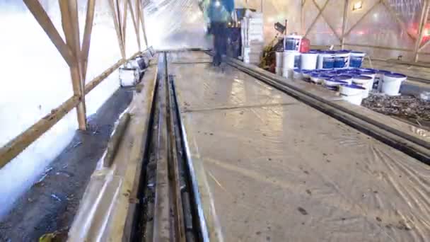 Ferrovie tranviarie in fase di installazione e integrazione in lastre di calcestruzzo sul timelapse stradale . — Video Stock