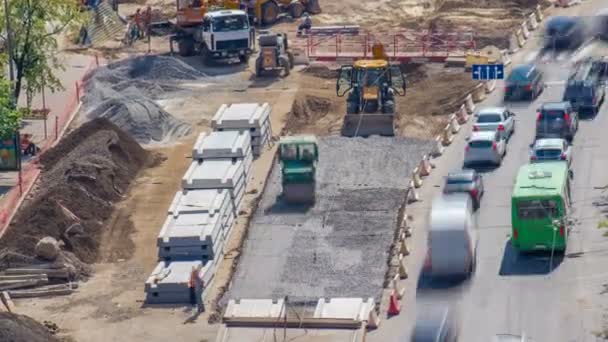 Il compattatore a rulli vibranti verde rotola su pietre all'atto di costruzione di strade e riparazione di timelapse — Video Stock