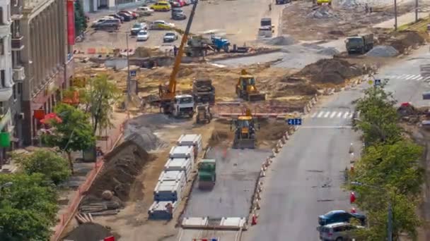 Compacteur à rouleaux vibrants vert roule sur une pierre à la construction de la route et la réparation timelapse — Video