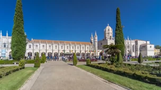 Hieronymites-klooster gelegen in de Belem wijk van Lissabon timelapse hyperlapse, Portugal. — Stockvideo