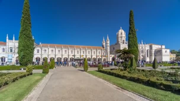 Hieronymites klášter se nachází v timelapse hyperlapse lisabonské čtvrti Belém, Portugalsko. — Stock video