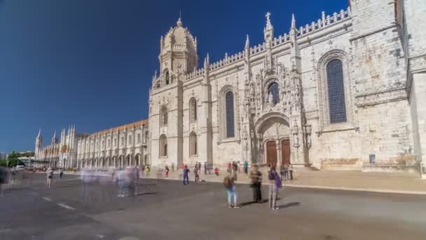 Hieronymites klášter se nachází v timelapse hyperlapse lisabonské čtvrti Belém, Portugalsko. — Stock video