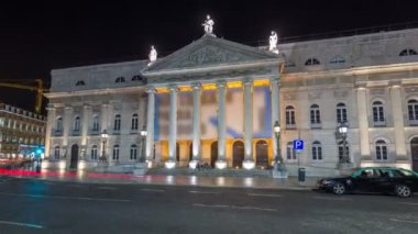 Ulusal Tiyatro Dona Maria II timelapse hyperlapse önünde Rossio Meydanı'nda gece trafik