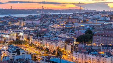 Sonra günbatımı hava panorama Lizbon şehir merkezinde kırmızı çatılar ile sonbahar gün gece geçiş timelapse, Portekiz için görüntüleyin. Üstten görünüm Miradouro da Nossa Senhora üzerinden yapmak Monte bakış açısı