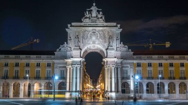 Triumphal arch Rua Augusta ve Kral Jose bronz heykeli ben ticaret kare gece timelapse Lizbon, Portekiz. Bulutlu gökyüzü. Sonra büyük 1775 Lizbon deprem Deprem kare tamamen yenilenmiş yapıldı..