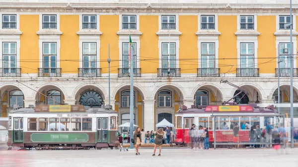 Λισαβόνα Παλιό Τραμ Σταματά Στην Πλατεία Εμπορίου Στην Παλιά Πόλη — Φωτογραφία Αρχείου