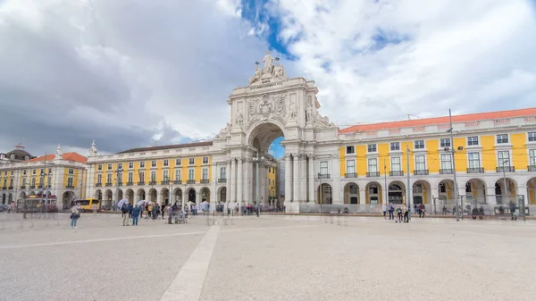 在葡萄牙里斯本 在鲁阿奥古斯塔的凯旋门在商业广场时光流逝的超薄 多云的天空 1775年里斯本大地震后 广场被彻底改造 — 图库照片