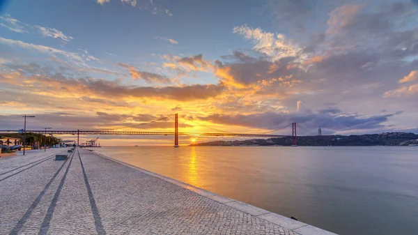 Salida Del Sol Ciudad Lisboa Con Puente Del Abril Noche — Foto de Stock