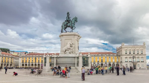 葡萄牙里斯本商业广场时光流逝的青铜拱门 国王何塞一世的铜像和凯旋门 多云的天空 1775年里斯本大地震后 广场被彻底改造 — 图库照片