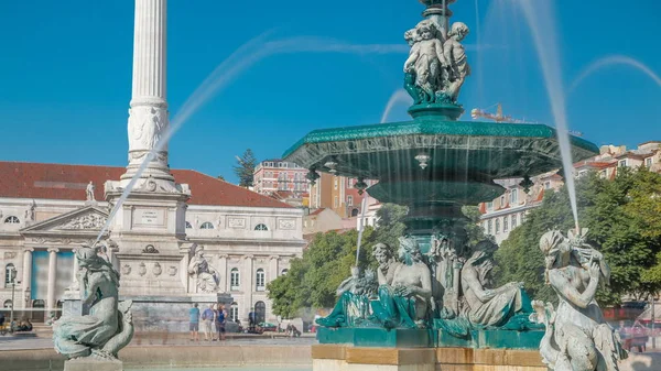 喷泉在罗西奥广场或佩德罗伊夫广场时光流逝的背景是建筑物 在里斯本 葡萄牙 — 图库照片