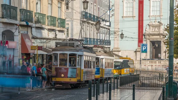 Άνθρωποι παίρνουν σχετικά με το τραμ timelapse, σε έναν σταθμό σε Luis de Camoes τετράγωνο — Φωτογραφία Αρχείου