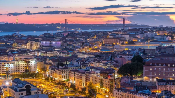 Της Λισαβόνας μετά το ηλιοβασίλεμα Πανόραμα εναέρια θέα του κέντρου της πόλης, με τις κόκκινες στέγες του φθινοπώρου ημέρα σε νύχτα timelapse, Πορτογαλία — Φωτογραφία Αρχείου