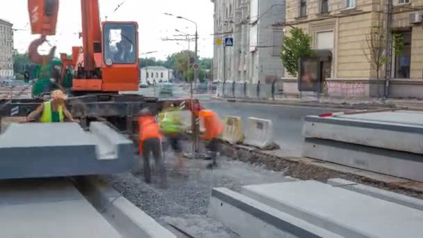 Installation de plaques de béton par grue sur le chantier de construction routière timelapse . — Video