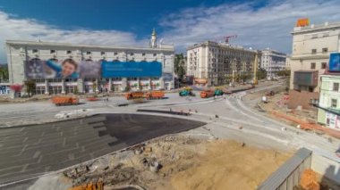 Asfalt Finişer, silindir ve kamyon yolda site timelapse asfaltlama sırasında onarın. Yol yapımı için makineler.