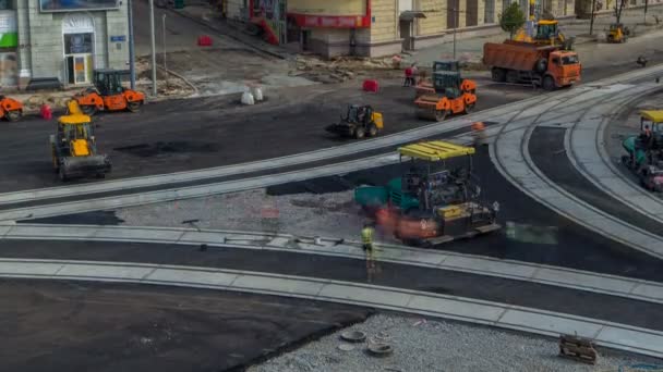 Pavimentadora de asfalto, rodillo y camión en el sitio de reparación de carreteras durante el asfalto timelapse. Equipos de construcción de carreteras . — Vídeo de stock