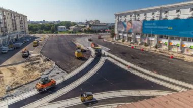 Asfalt Finişer, silindir ve kamyon yolda site timelapse asfaltlama sırasında onarın. Yol yapımı için makineler.