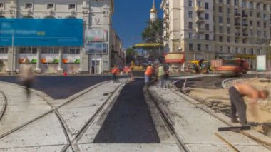 Asfalt Finişer, silindir ve kamyon yolda site timelapse asfaltlama sırasında onarın. Yol yapımı için makineler.