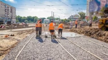 Beton yol yapım ile üniforma ve mikser makine timelapse birçok işçi için çalışır. Tramvay parça yeniden inşası