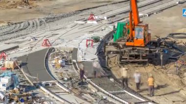 Birçok işçi ve mikser timelapse ile yol yapımı için Beton işleri