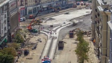 Birçok işçi ve mikser timelapse ile yol yapımı için Beton işleri