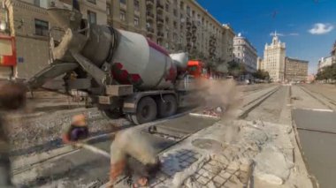 Birçok işçi ve mikser timelapse ile yol yapımı için Beton işleri
