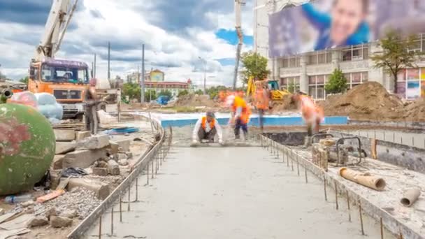 Betonarbeiten für den Straßenbau mit vielen Arbeitern und Zeitrahmen für Betonpumpen — Stockvideo