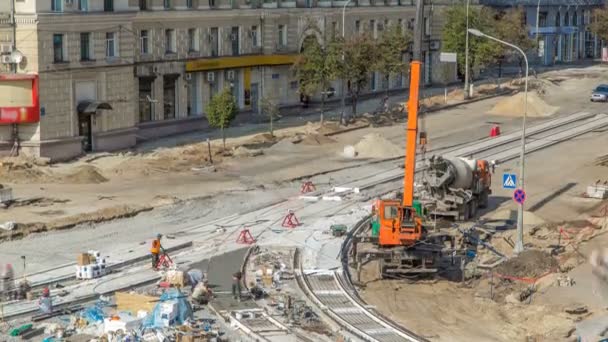 Lucrări de beton pentru construcții rutiere cu mulți lucrători și timelapse mixer — Videoclip de stoc
