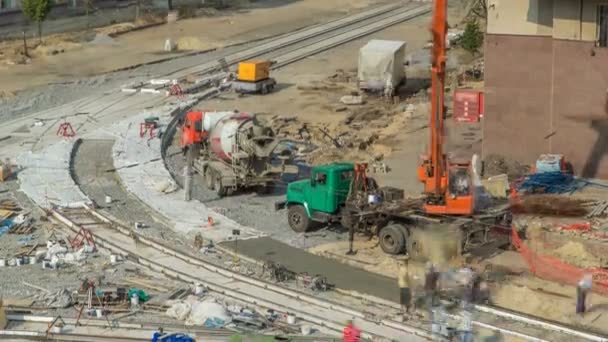 Lavori in calcestruzzo per la costruzione di strade con molti lavoratori e timelapse miscelatore — Video Stock