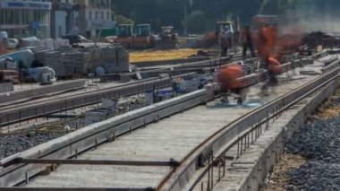 Onarım street timelapse üzerinde çalışır. Yeni tramvay raylar üzerinde bir şehir sokak düzenleme