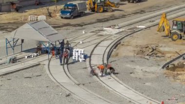 Tramvay rayları yükleme ve beton yol gece timelapse tabaklarda entegrasyonu son aşamada. Titreşim ve noice azaltılması için sıvı reçine ile doldurma. Süreci