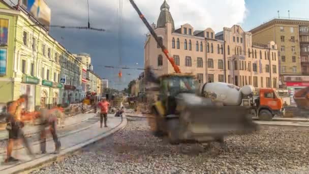 Lavori in calcestruzzo per la costruzione di strade con molti lavoratori e timelapse miscelatore — Video Stock