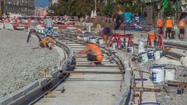 Reparaturarbeiten an der Straße dauern an. Verlegung neuer Straßenbahnschienen auf einer Stadtstraße — Stockvideo