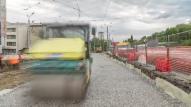 Yol yapımı ve onarımı timelapse bir taş yeşil titreşim silindir kompaktör rulo