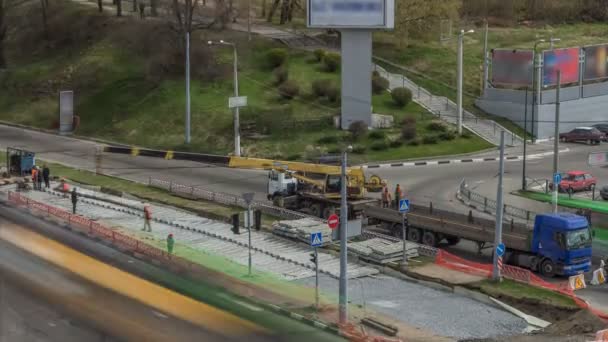 Construcción amarilla grúa móvil telescópica que descarga rieles de tranvía del timelapse del camión . — Vídeo de stock