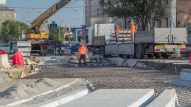 Sarı inşaat Teleskobik Mobil vinç kamyon timelapse boşaltma vagonlar.