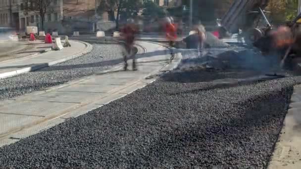 Rodillo de asfalto y excavadora en el sitio de reparación de carreteras durante el timelapse de asfalto. Equipos de construcción de carreteras . — Vídeo de stock