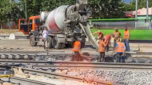 Beton Mikser timelapse tarafından yol yapmak için çelik takviye koyduktan sonra hazır beton dökme. — Stok video