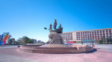 Astana kare timelapse hyperlapse yelkenli gemi heykel. Belediye Meclisi arka plan üzerinde. Aktau, Kazakistan