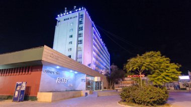Gece Aktau otel timelapse hyperlapse ile. Bina aydınlatma ile. Kazakistan.