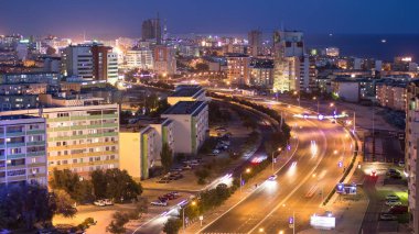 Aktau şehir gece geçiş timelapse gün Hazar Denizi kıyısında güneş battıktan sonra. Yukarıdan hava üstten görünüm. Kazakistan.