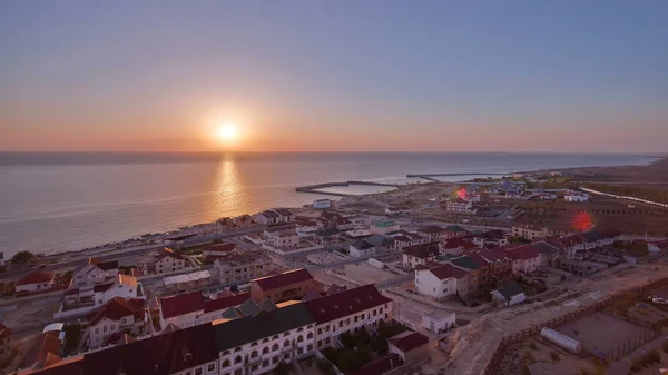 Aktau şehir günbatımı timelapse, Hazar Denizi kıyısında. Yukarıdan hava üstten görünüm. Kazakistan.