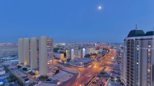 Aktau şehir gece geçiş timelapse gün Hazar Denizi kıyısında güneş battıktan sonra. Yukarıdan hava üstten görünüm. Kazakistan.