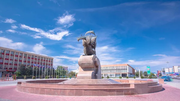 Velero Escultura Plaza Astana Timelapse Hiperlapso Ayuntamiento Fondo Aktau Kazajstán —  Fotos de Stock
