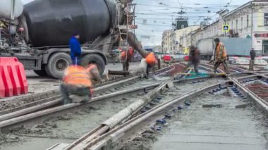 Beton Mikser timelapse tarafından yol yapmak için çelik takviye koyduktan sonra hazır beton dökme.