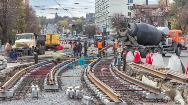 Hälla fabriksbetong efter att placera armeringsjärn för att göra vägen genom betongblandare timelapse. — Stockvideo