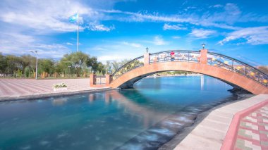 Köprü ve gölet Park Aktobe şehri timelapse hyperlapse Kazakistan Cumhuriyeti ilk başkanı almıştır. Batı Kazakistan.